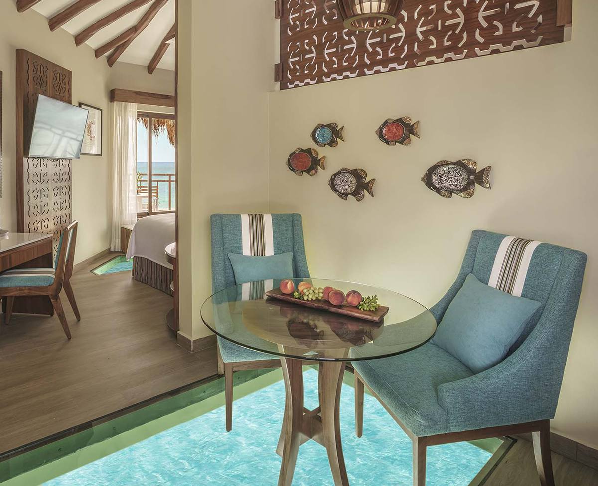Palafitos Maroma — guestroom interior with furniture