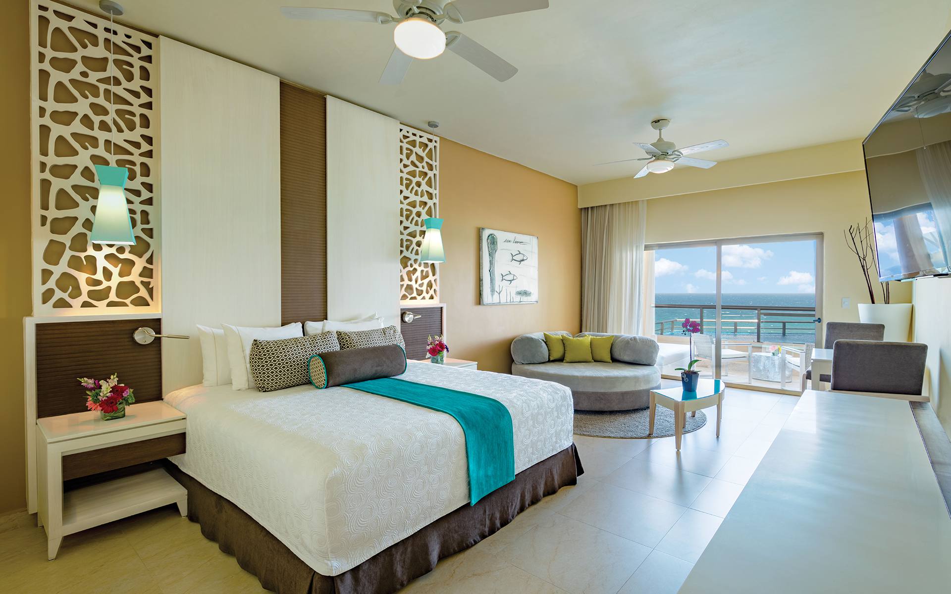 Dorado Seaside — king guestroom with ocean view